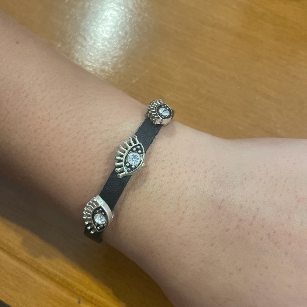 Eye bracelet